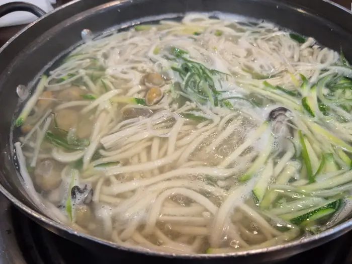 끓고 있는 칼국수 냄비