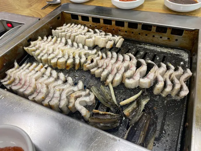 불판 위 장어구이