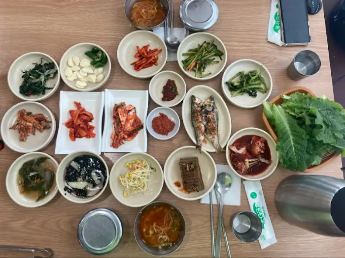 푸짐하게 차려진 밑반찬