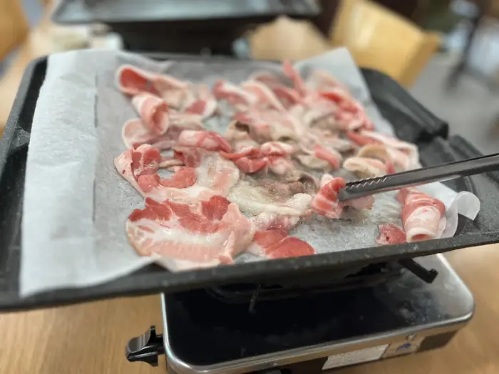 불판 위에서 익어가는 삼겹살