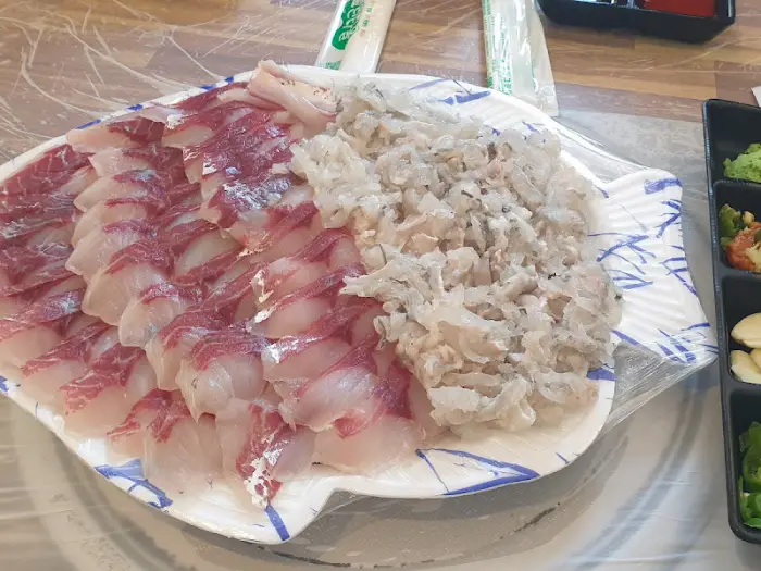 방어회와 숭어회로 추정되는 모듬회