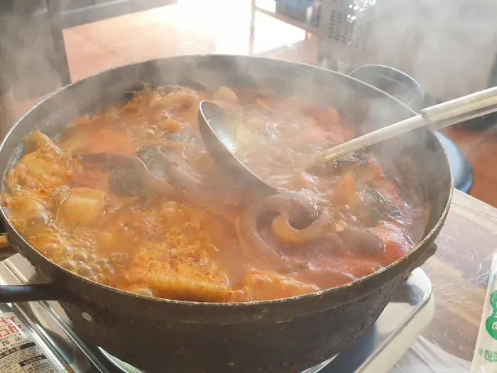 김이 모락모락 나는 얼큰한 매운탕