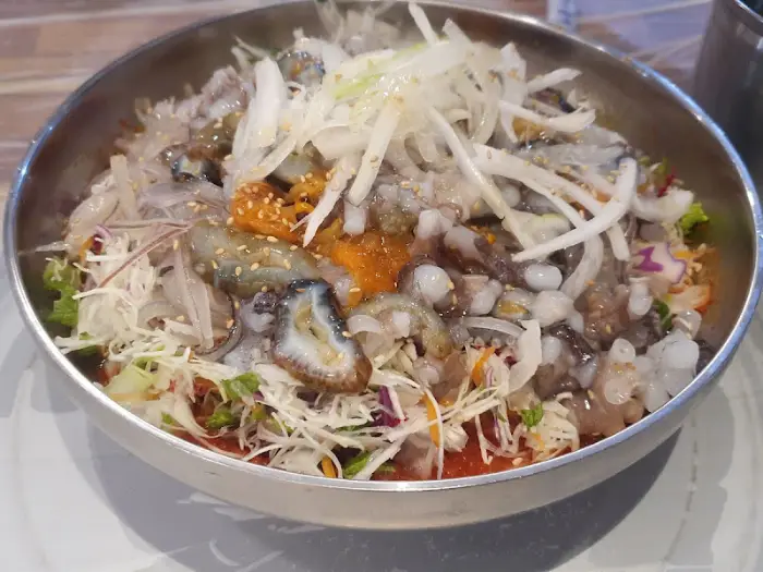 다양한 해산물이 들어간 먹음직스러운 물회