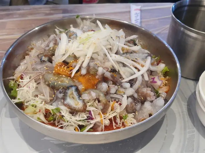 다양한 해산물이 가득 담긴 볼 형태의 요리