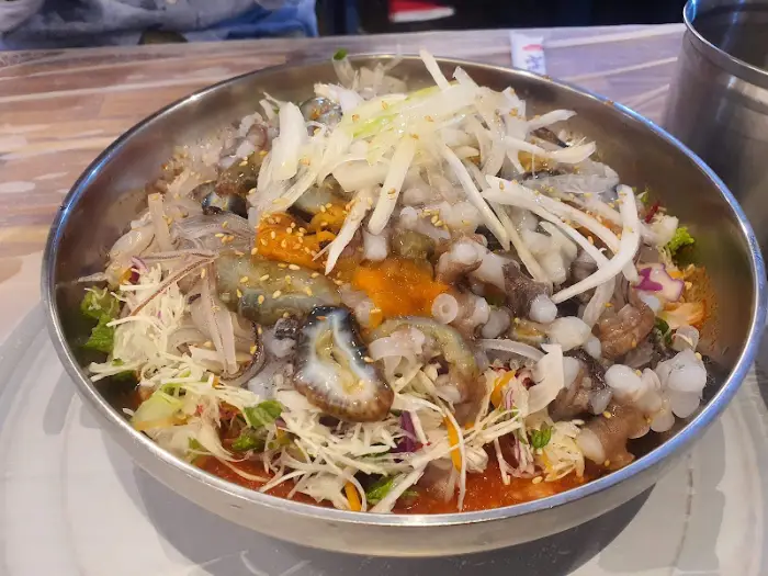 여러 해산물이 섞여 있는 물회 클로즈업 샷