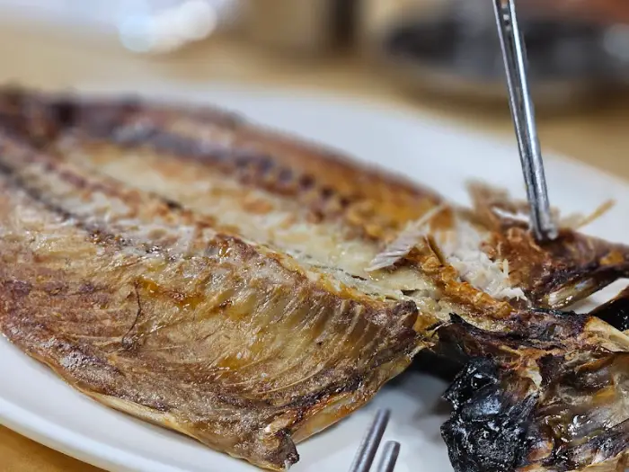 젓가락으로 집어 올린 간고등어 살점