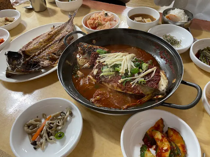 식당 내부 벽면에 걸린 유명인들의 사인