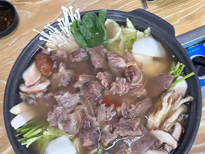 전골에 담긴 소머리 수육과 야채