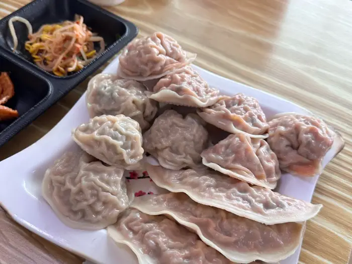 다양한 모양의 만두가 가지런히 놓인 접시