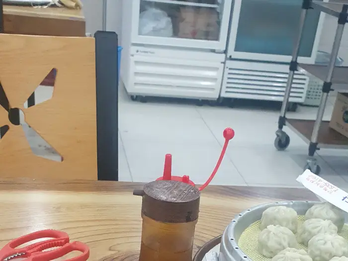 식탁 위 풍경: 만두와 양념통, 집게 가위