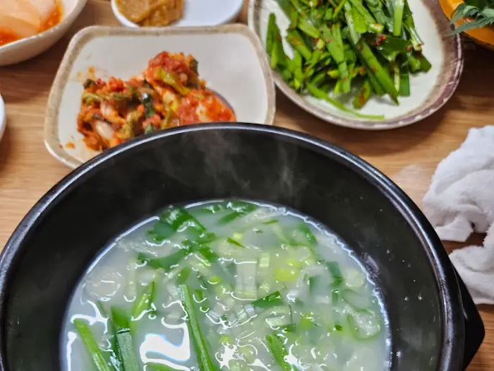 파가 송송 썰려 올라간 돼지국밥