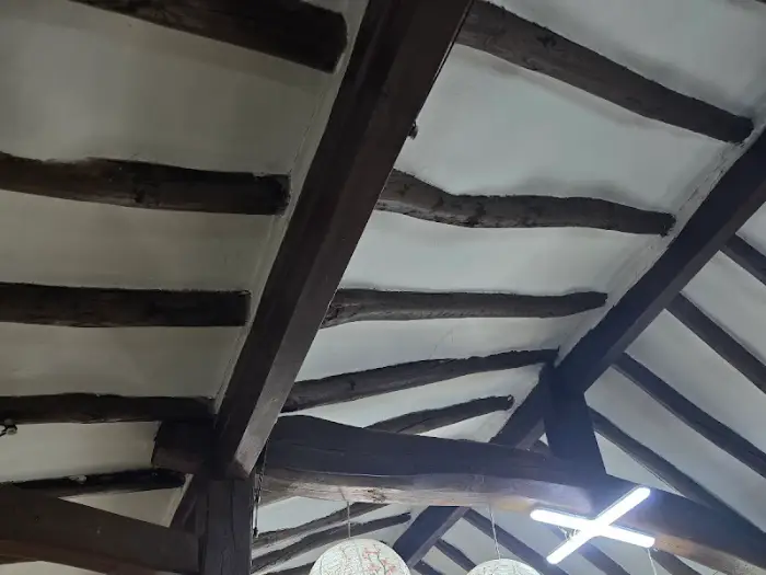 오래된 나무 서까래가 얽혀있는 토가의 천장. 세월의 흔적이 느껴진다.