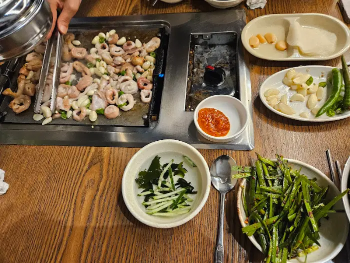 정성스럽게 볶아지고 있는 곱창과 신선한 부추