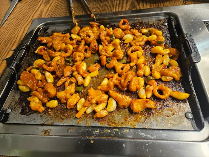 양념이 잘 배어든 먹음직스러운 곱창과 마늘