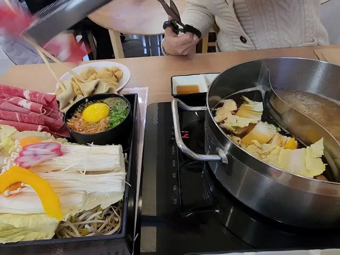 샤브샤브 냄비와 재료