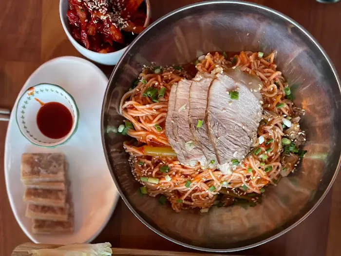 비빔 국수에 편육 곁들임