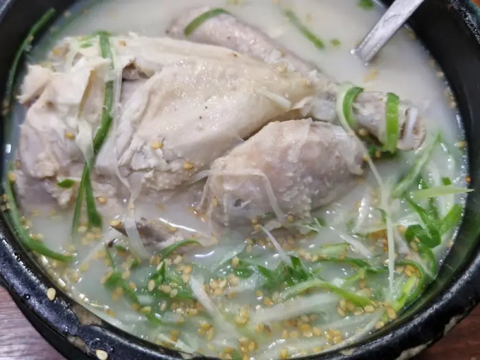 삼계탕 속의 닭고기가 부드럽게 해체되는 모습