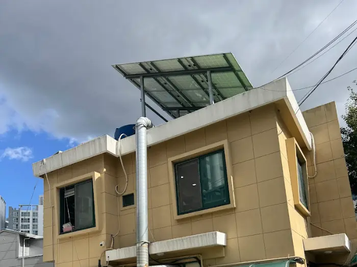 식당 지붕 위에 태양광 패널이 설치된 모습