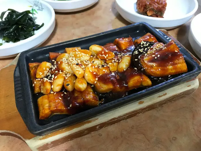양념이 맛있게 버무려진 장어구이 모습