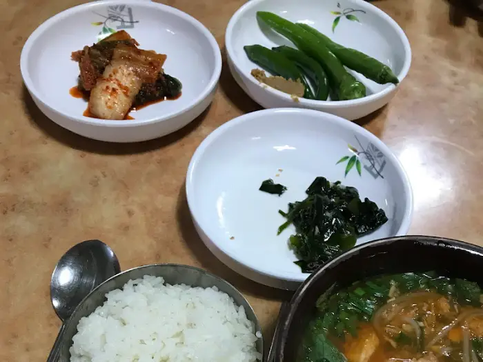 정갈하게 차려진 밑반찬 모습