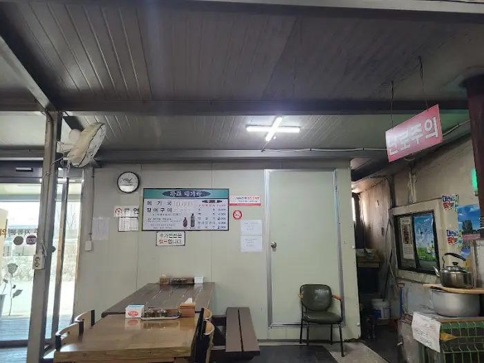 식당 내부 테이블 모습