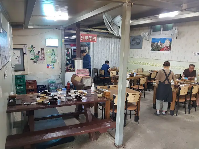 식당 내부 손님 모습