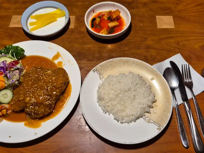 식사 준비가 된 테이블 모습