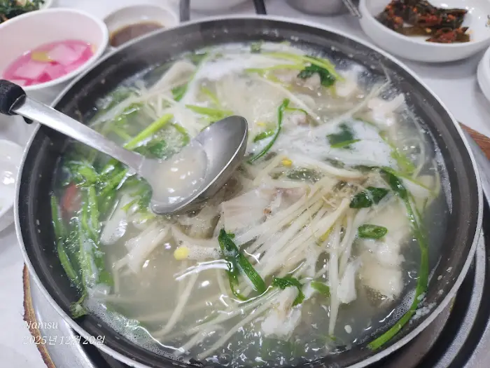 끓고 있는 대구뽈테기탕 냄비와 떠내는 국자