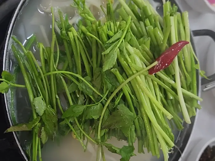 가득 쌓인 신선한 미나리 줄기