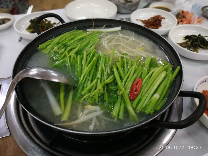 볶음밥 제조를 위해 준비된 냄비와 밥, 양념