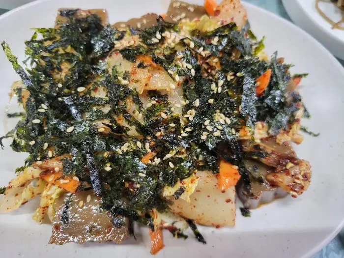 신선한 산나물과 김 가루를 얹은 도토리묵 무침