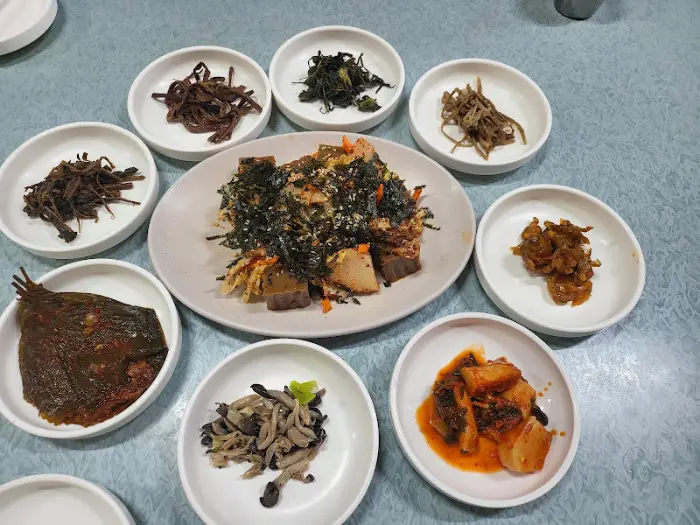 정갈하게 차려진 여러 가지 반찬과 메인 요리