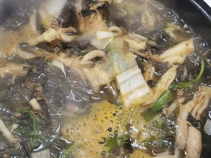 김이 모락모락 나는 된장찌개 속 재료들