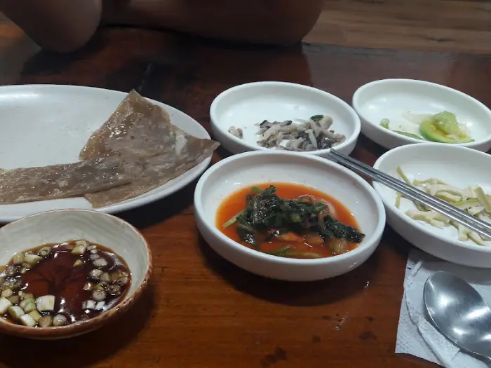 비빔밥 재료와 함께 나온 곁들임 반찬들