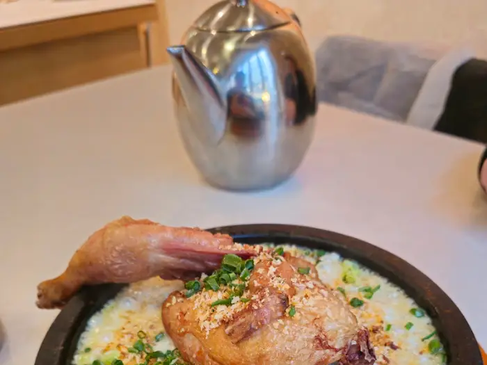 바삭한 닭다리가 먹음직스럽게 올라간 닭계장 리조또