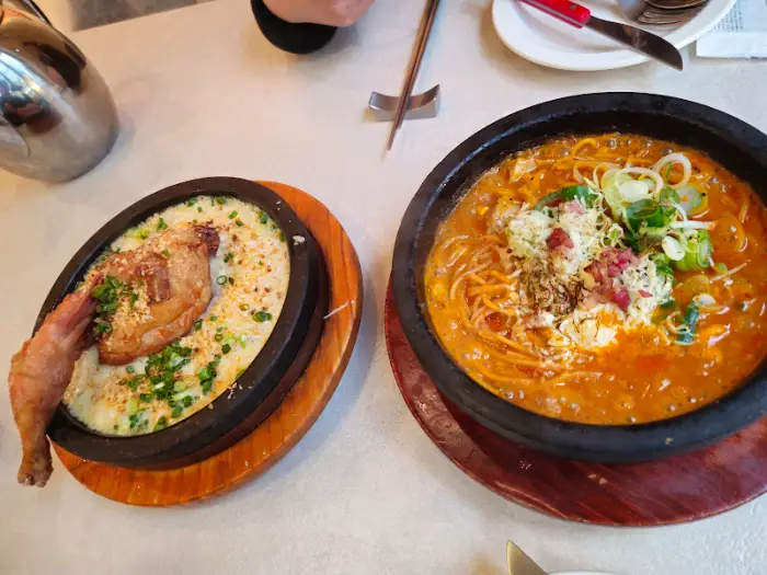 김이 나는 닭계장 파스타와 닭이 올라간 리조또가 나란히 놓여있다.