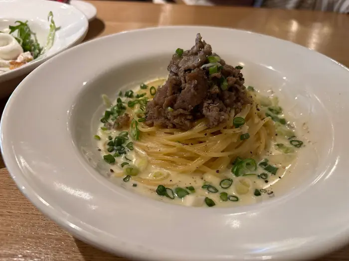 부드러운 소스와 차돌박이가 올라간 파스타