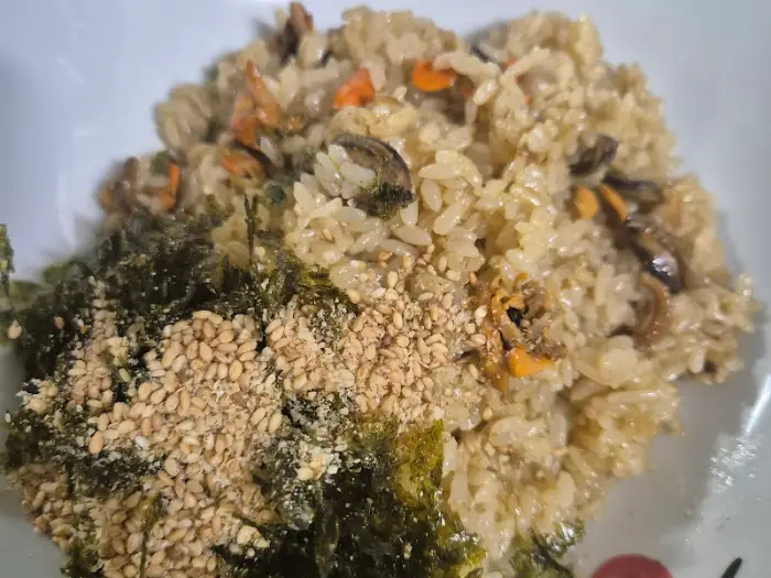 김가루와 깨소금, 해산물이 듬뿍 들어간 밥