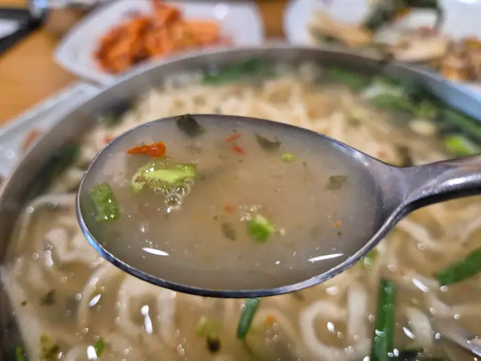 칼국수 국물 클로즈업 사진