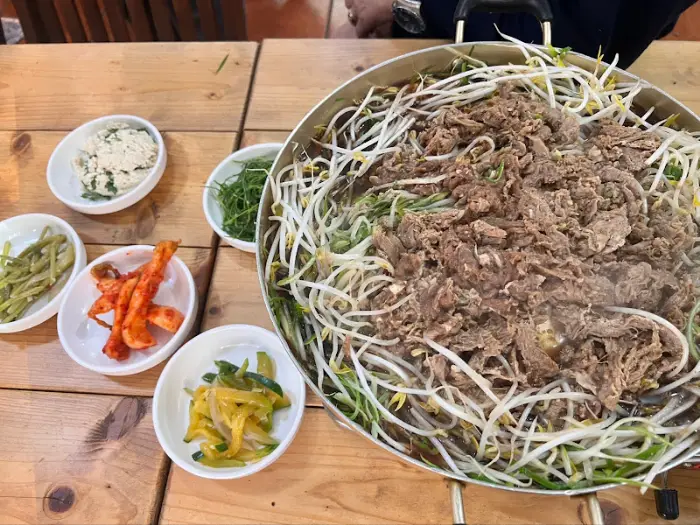 정갈하게 차려진 밑반찬 구성