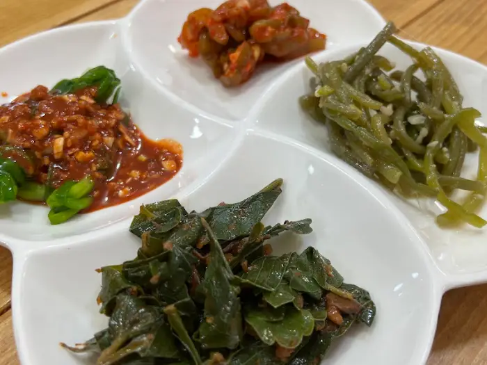 다양한 밑반찬의 모습