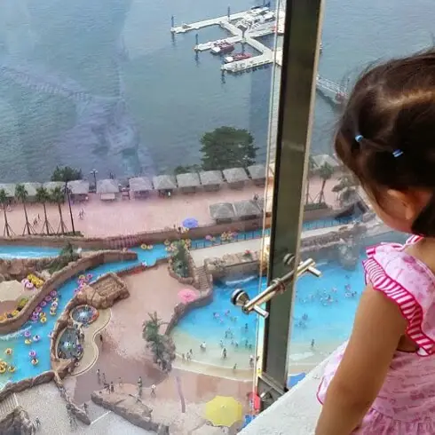 워터파크가 보이는 창밖 풍경