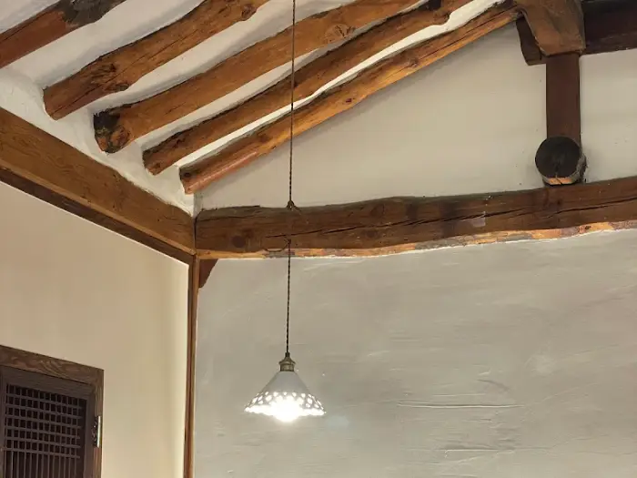 내부 인테리어 - 나무 서까래와 조명