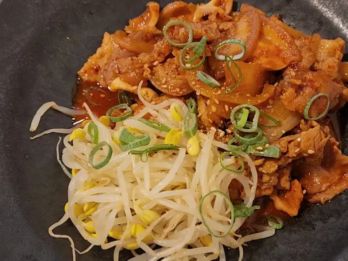 제육볶음 또는 갈비찜으로 추정되는 메인 요리