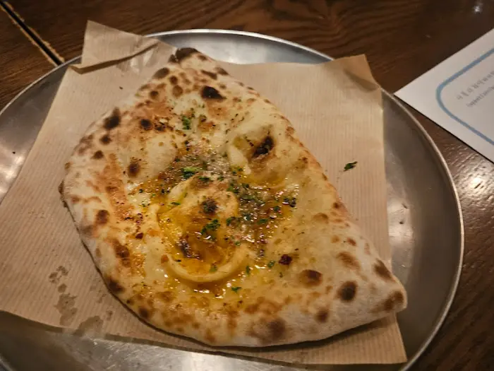 바질과 올리브 오일이 곁들여진 피자 도우