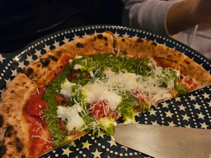 루꼴라와 토마토가 듬뿍 올라간 피자