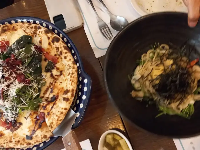 다양한 요리가 함께 나온 테이블 모습