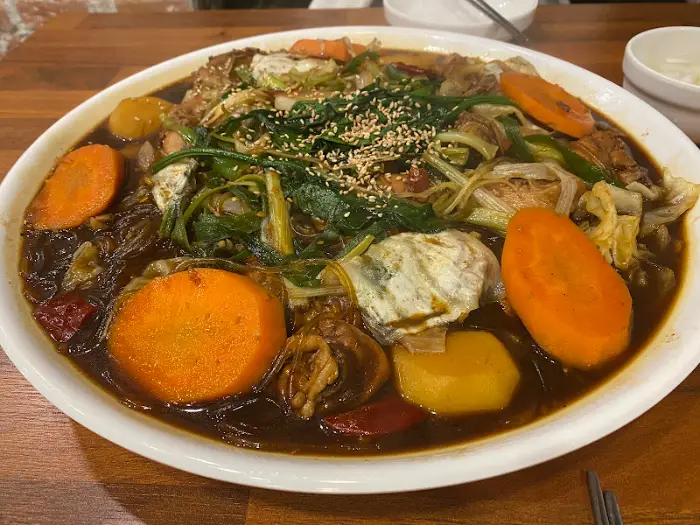 안동찜닭의 푸짐한 양과 다양한 재료들