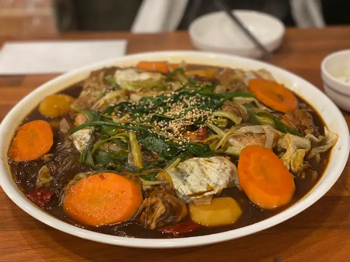 안동찜닭의 먹음직스러운 전체 샷