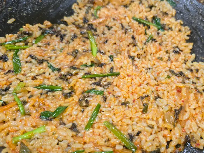 볶음밥을 젓가락으로 뒤적이는 모습